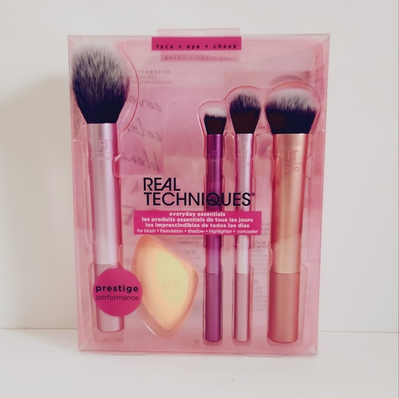 Real Techniques Everyday Essentials Kit - Picture 8 of 11